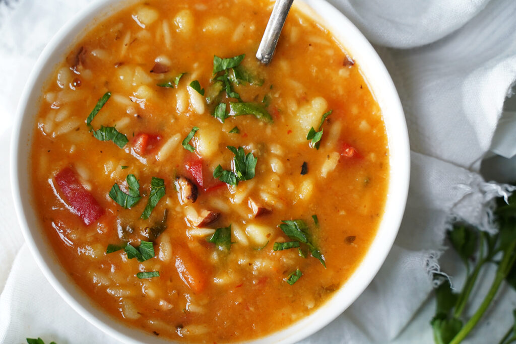 Włoska zupa z makaronem orzo niebo na talerzu