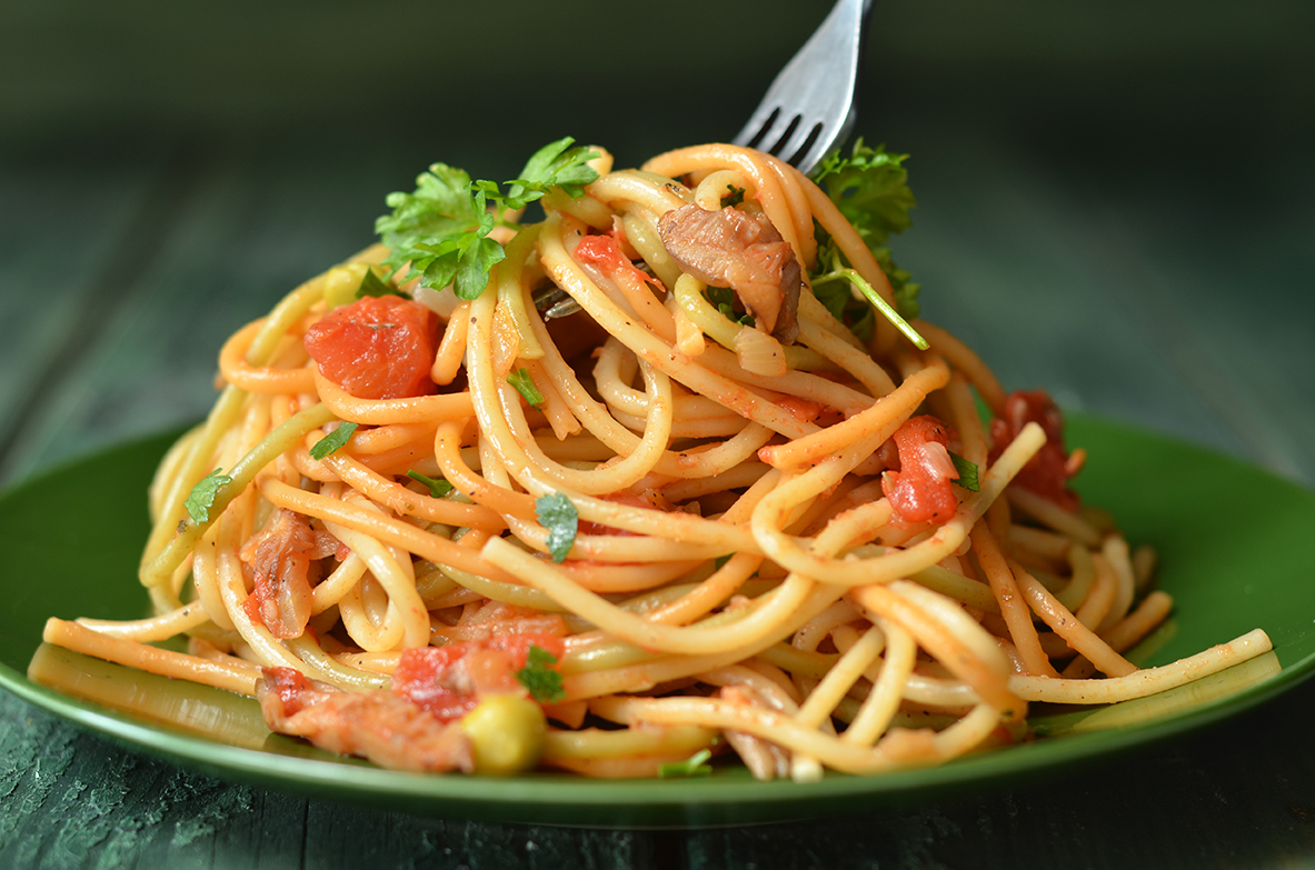 spaghetti z boczniakami w pomidorach