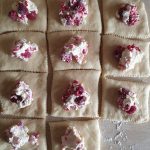 Puszyste drożdżówkiz serem i malinami