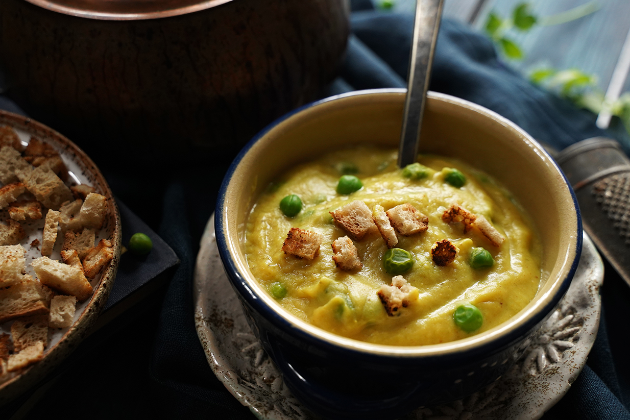 zupa krem z curry, zielonego groszku i bananów