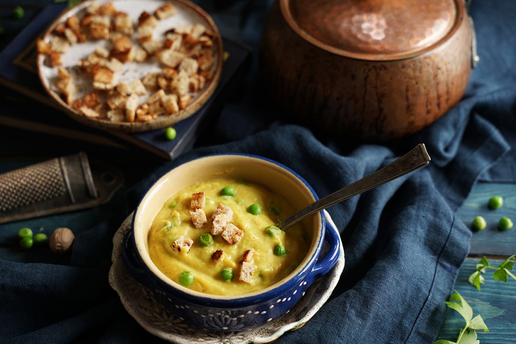 zupa krem z curry, zielonego groszku i bananów 