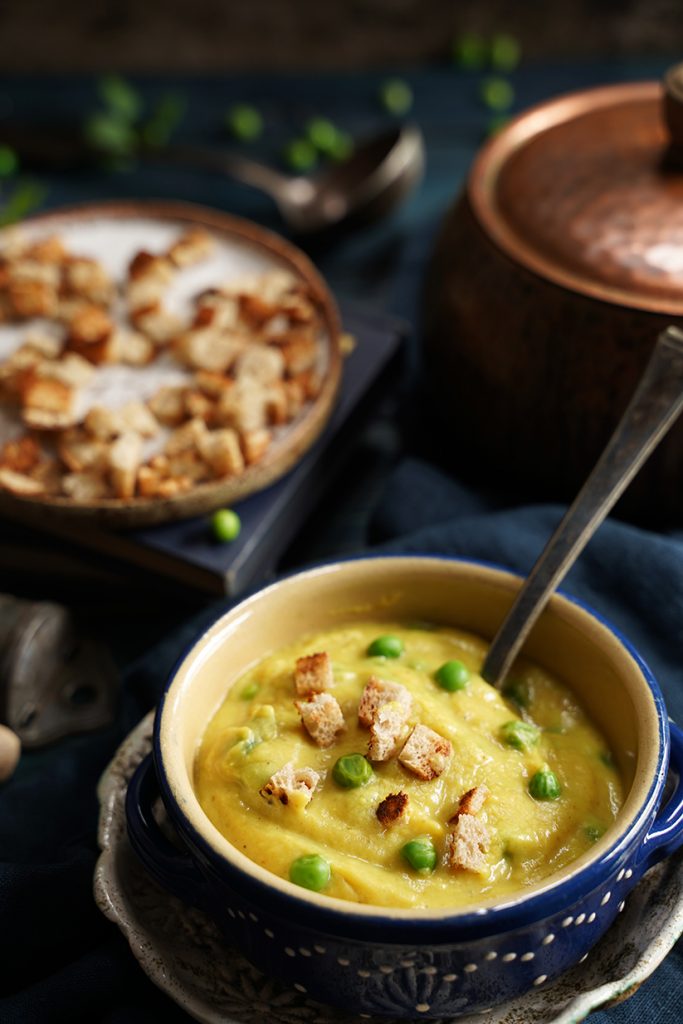 zupa krem z curry, zielonego groszku i bananów
