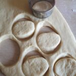 drożdżówki z serem i truskawkami