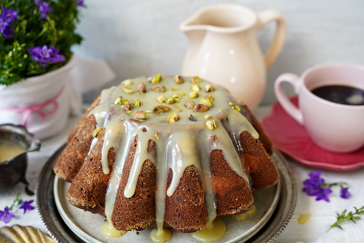 babka czekoladowa z pistacjami i białą czekoladą