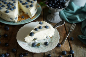 sernik na zimno z białą czekoladą i borówkami