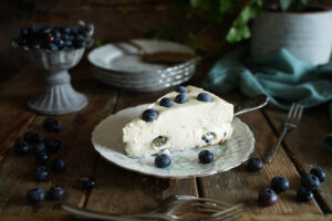 sernik z białą czekoladą i borówkami