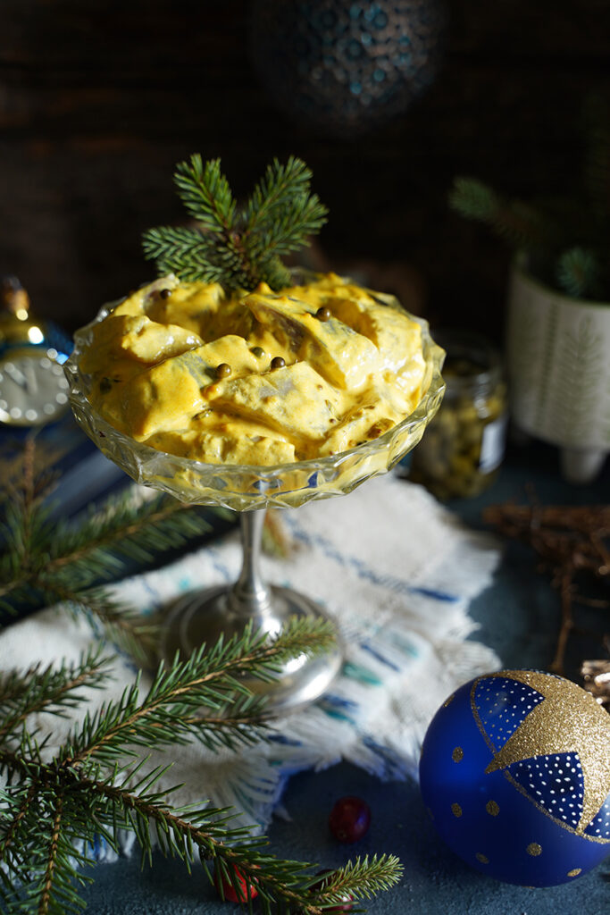 śledzie w sosie majonezowym z kaparami