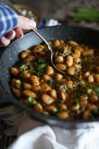 fasola ze szpinakiem i suszonymi pomidorami