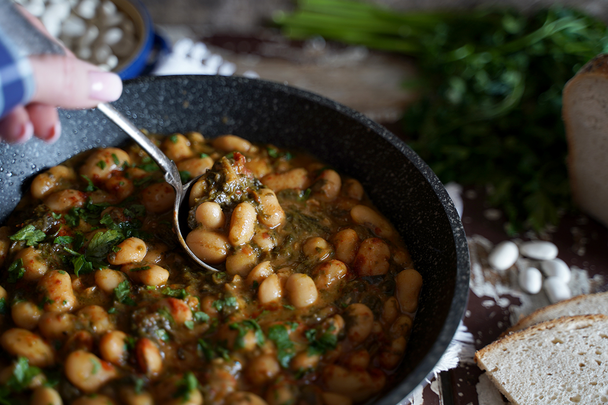 fasola ze szpinakiem i suszonymi pomidorami