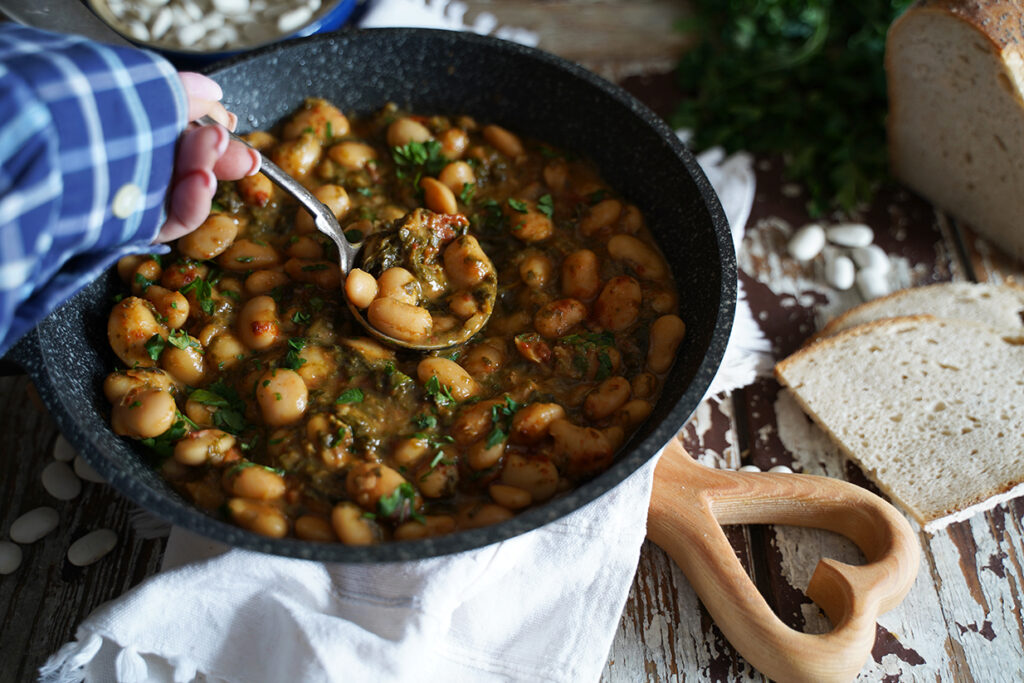 fasola ze szpinakiem i suszonymi pomidorami
