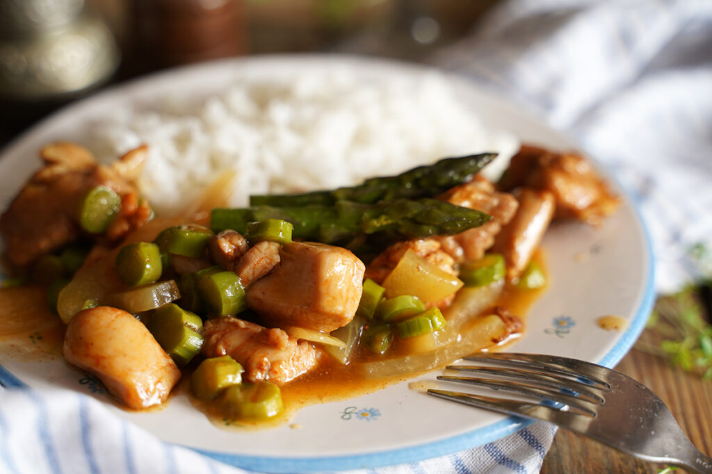 kurczak ze szparagami w sosie