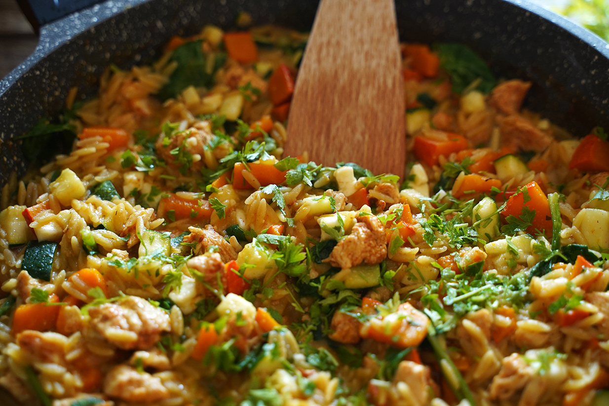 makaron orzo z kurczakiem, dynią i cukinią